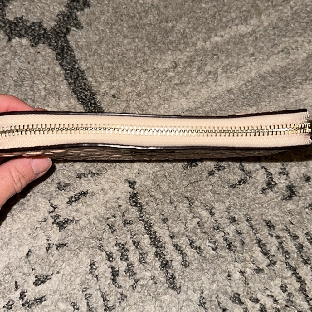 COACH ACCORDION ZIP IN SIGNATURE‎ DEBOSSED WALLET 54805 PASTEL PINK LEATHER - Picture 2 of 6